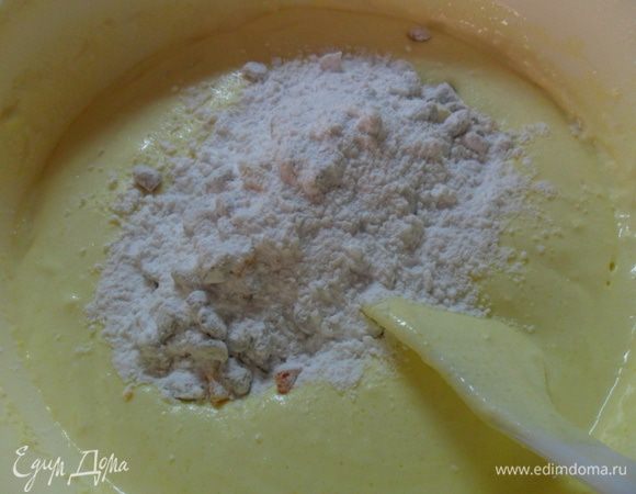 Добавить взбитые  желтки к творогу, перемешать и всыпать изюм с крахмалом, опять тщательно перемешать.