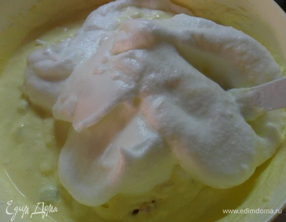 Белки взбить в крепкую пену со щепоткой соли и лимонным соком и добавить к массе. Аккуратно перемешивая.