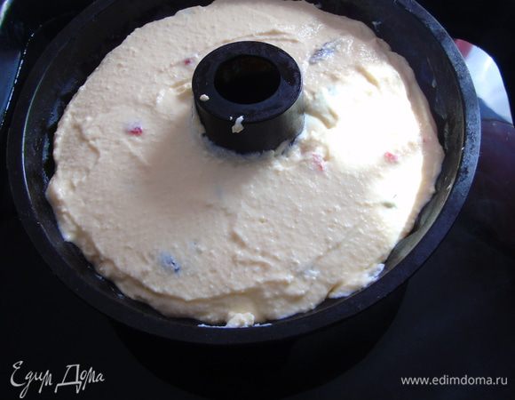 Форму смазать сливочным маслом и выложить массу.