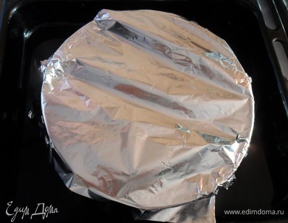Поставить форму в глубокий противень, накрыть фольгой, а в противень налить воды (где-то около 1 л). Отправить в разогретую до 160°С  духовку ,по прошествии 20 минут снять фольгу и допекать до готовности еще 30-40 минут, но может и больше, зависит от духовки.