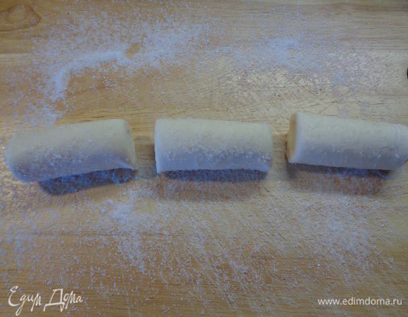 Разрезать на шайбочки и повторить все с оставшимся тестом.