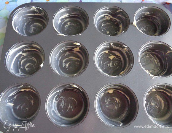 Форму для маффинов смазать сливочным маслом.