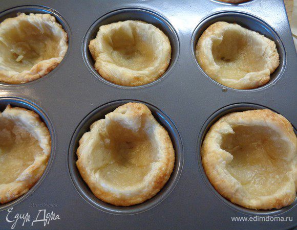 Выпекаем при температуре 200° С примерно 10-12 минут до легкого золотистого цвета.