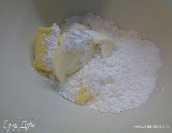 Пока корзиночки остывают, готовим крем. Для этого соединяем крем-чиз, сахарную пудру и сливочное масло комнатной температуры.

Количество сахарной пудры регулируйте в зависимости от предпочтений. 