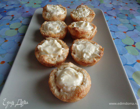 Остывшие корзиночки заполняем кремом. У меня их вышло 12 штук.