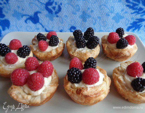 Украшаем ягодами. Охлаждаем немного в холодильнике (если устоите). Перед подачей присыпаем сахарной пудрой.