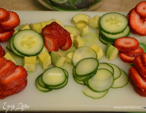 Для салата можно использовать смесь молодых салатных листьев или только листья шпината. Клубнику очистить и порезать, огурец тонко нарезать, авокадо очистить от кожуры и ядра, порезать кубиками, миндальные лепестки подсушить. Фету или козий сыр желательно нарезать крупными кусочками.