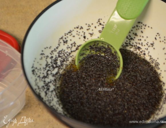 Приготовим заправку, смешав в емкости перечисленные ингредиенты, мак используем сухой. Перед подачей заправку встряхнуть или перемешать.