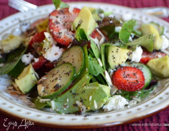 Разложить салат по тарелочкам, посыпать сыром фета, подсушенным миндалем, полить готовой заправкой.