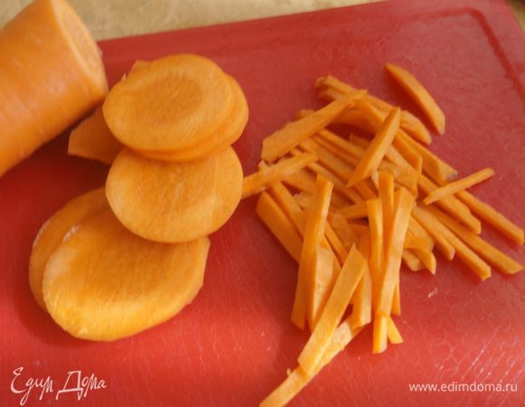 Пока свекла маринуется, режем сырую морковь тоненькой соломкой.