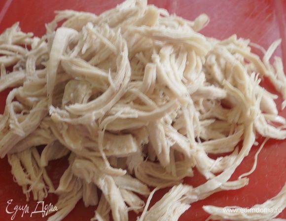 Куриное филе разделяем на волокна.