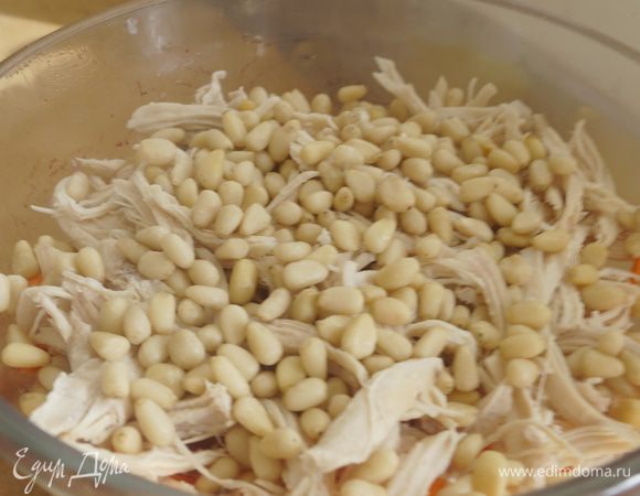 Слоями в салатник выкладываем маринованную свеклу, морковь, куриное филе и сверху посыпаем обжаренными кедровыми орешками.

Приготовим заправку для салата. Для этого смешиваем лимонный сок, оливковое масло, солим и перчим.

Готовой заправкой поливаем салат.