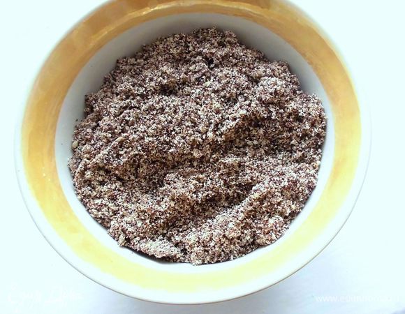 Кунжутные семечки и мак измельчить в кофемолке. Я предварительно их замочила в воде, а потом высушила в дегидраторе, но это не обязательно.