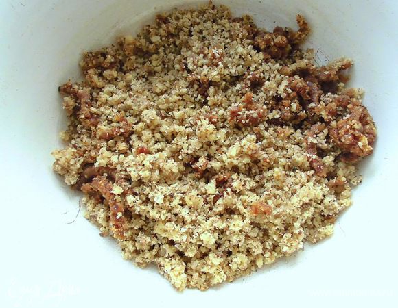 Из фиников удалить косточки и прокрутить их вместе с грецкими орехами  через мясорубку. У меня были маленькие финики. Смешать измельченную массу вместе с маком и кунжутом, добавить мёд. Скатать шарики и обвалять их в кунжуте и маке. Готовые конфеты убрать ненадолго в холодильник, а затем подавать.