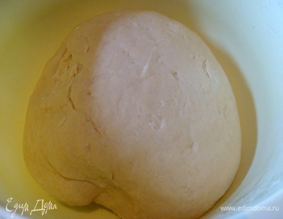 Тесто должно быть упругим и эластичным. И конечно абсолютно однородным.
Завернуть тесто в пленку и пока оставить.