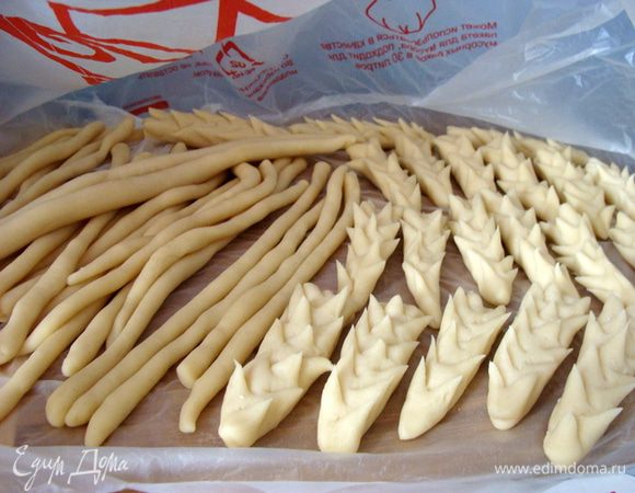 Стебельков тоже примерно такое количество. Для того, чтобы раскатать стебельки, нужно держать рядом мокрое полотенце и постоянно протирать им поверхность, на которой катаете. Так тесто будет более влажным и работа более легкой. Хотя легкой ее назвать сложно. Это конечно требует терпения и усидчивости. Раскатывать двумя руками, растягивая тесто.