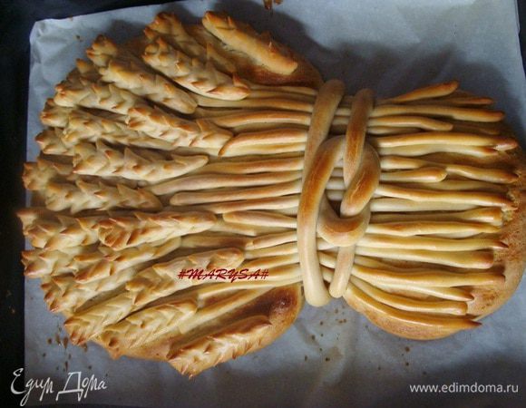 Духовку, вместе с противнем с высокими бортиками, прогреть до 180 градусов. Аккуратно переложить сноп, помазать его яйцом, у меня был желток с водой. Выпекать примерно 45 минут. Но тут нужно смотреть по ситуации, проверять тесто палочкой. Можно прикрыть сверху фольгой, чтобы не подгорело. Я сделала так: как только верх начал румяниться, прикрыла фольгой, а когда хлеб был уже готов, сняла фольгу и подрумянила на верхнем режиме. Готовый хлеб прикрыть полотенцем. Для того, чтобы сноп стал еще румянее, рекомендуют его помазать сиропом, но мне показалось это лишним. Не смотря на то, что в белковом тесте нет ни сахара, ни соли, оно сладковатое. Но конечно плотнее, чем основа!