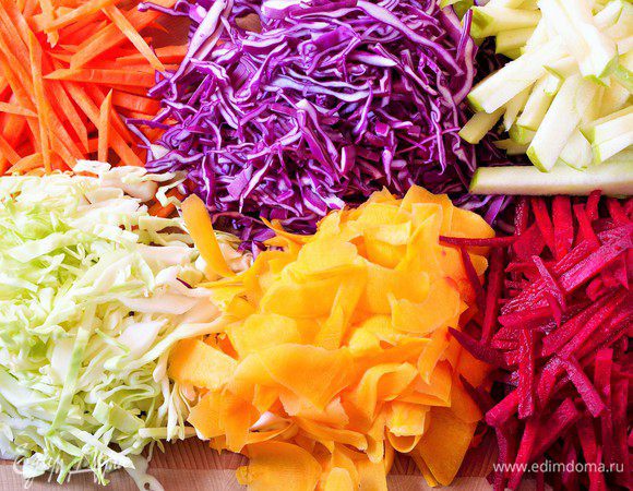 Подготовить овощи: оба вида капусты мелко нашинковать. Яблоки, морковь и свёклу - соломкой. Тыкву - слайсами при помощи овощечистки.