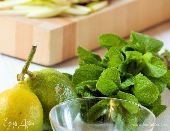 Для заправки: смешать мелко рубленные листья мяты с ореховым маслом. Дать настояться несколько минут. Добавить оливковое масло и лимонный сок. Про соль я не забыла. Я её не добавляла.