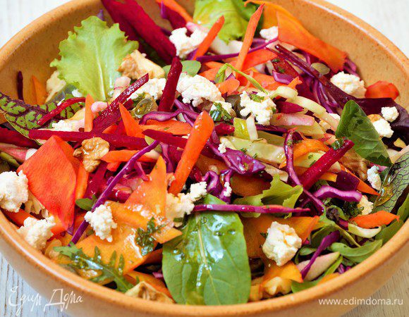 Смешать все овощи, зелень, орехи и семечки в большой посуде. В тарелку выкладываем горсть овощной смеси - присыпать творогом, опять овощи - творог. Полить заправкой. Приятного аппетита!
