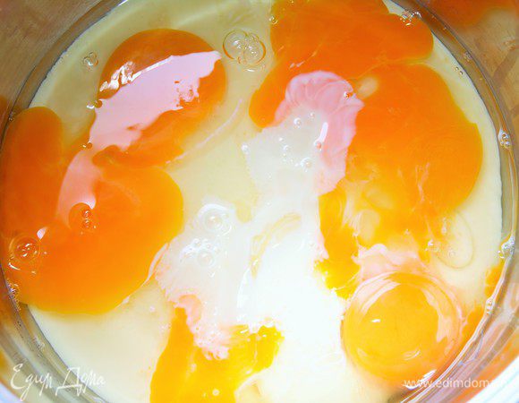  Все продукты должны быть комнатной температуры! Соединить яйца и сгущенку. На минимальных оборотах миксера взбить до однородности.