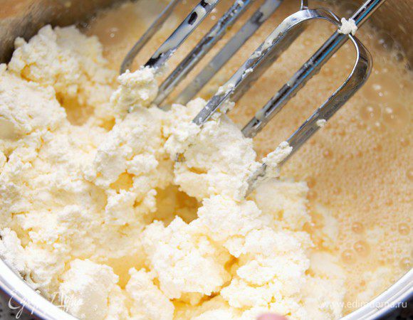 Добавить к основной массе творог.  Я ничего не протирала через сито. Взбить до однородности. Если где-то и останутся крупинки творога - ничего страшного. 