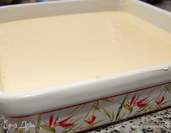 Форму смазать сливочным маслом (у меня квадратная 21х21), вылить массу. Запекать 45 минут при температуре 160 градусов. 