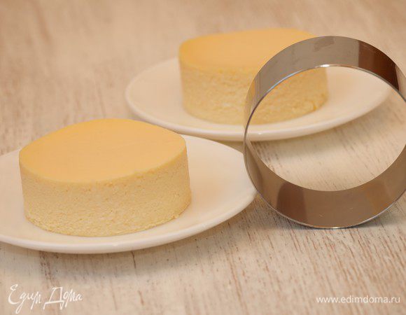 Разрезать порционно.  Я использовала формовочное кольцо. 