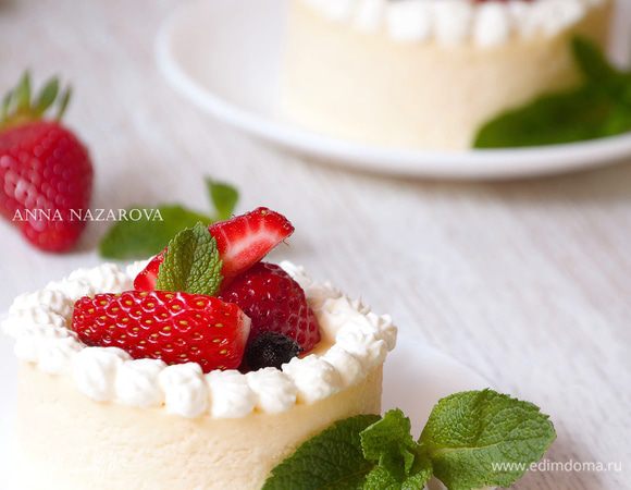 Подавать с ягодами и взбитыми сливками.
Приятного аппетита! 