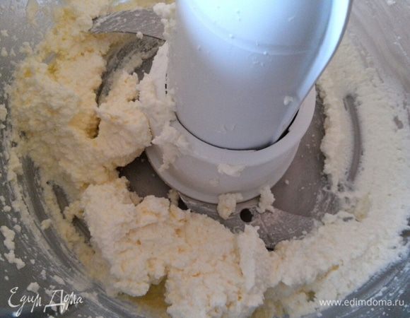 Если творог зерновой, измельчаем его в блендере или протираем через сито.