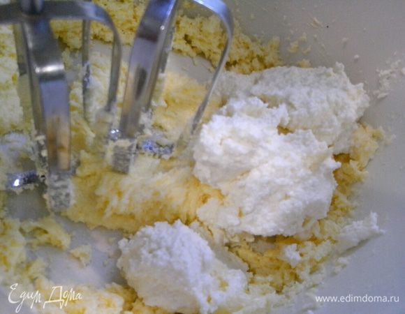 К взбитой массе добавляем творог и взбиваем, все должно хорошо перемешаться.