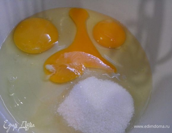 Отдельно взбиваем яйца с оставшимся сахаром, взбиваем минут 7-10.