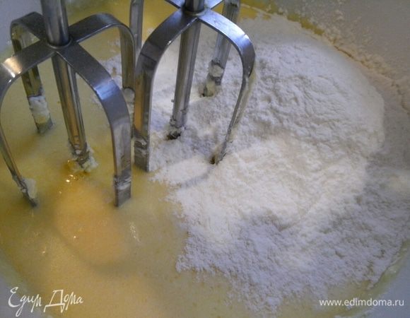 К яйцам, взбитым с сахаром, добавляем муку, соду и разрыхлитель. И слегка взбиваем.И соединяем с творожной массой.