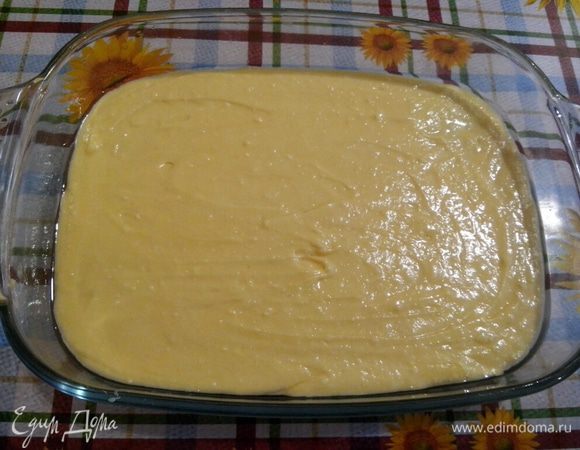 Тесто получится густым. Выкладываем его в форму, смазанную маслом, и разравниваем лопаточкой. Выпекаем при 170С около 40 минут, ориентируйтесь по своей духовке. Готовность проверить зубочисткой.