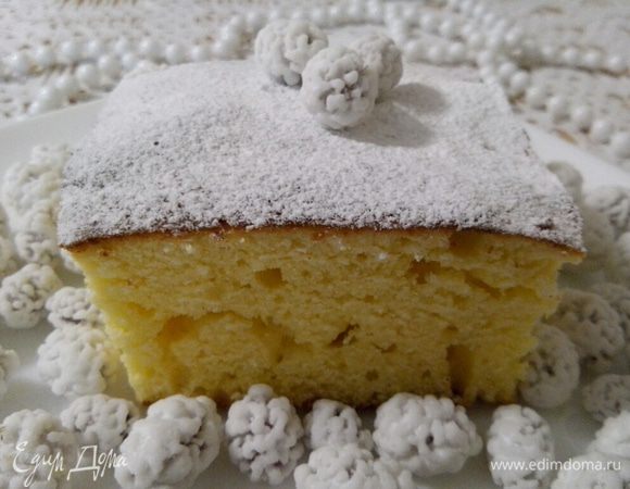 Простите за такое фото, но не успела сфотографировать весь кекс, т.к. он "улетел", еле остыв. Как кекс полностью остынет, посыпаем его сахарной пудрой и украшаем по желанию. Приятного чаепития!