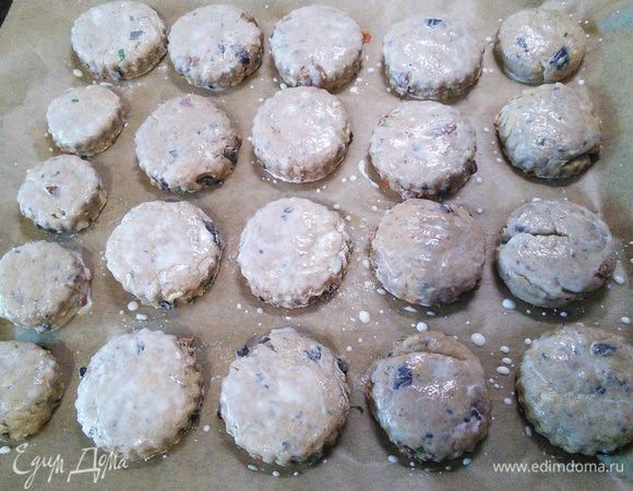 Раскатайте тесто в пласт 2-3 см высотой и стаканом выдавите кружочки -  булочки. Выложите сконы на противень, смажьте оставшимся молоком и выпекайте в заранее разогретой духовке при температуре 210° в течении приблизительно 20 минут до золотистого цвета (мне понадобилось 15 минут, так, что проверяйте на сухую палочку). 