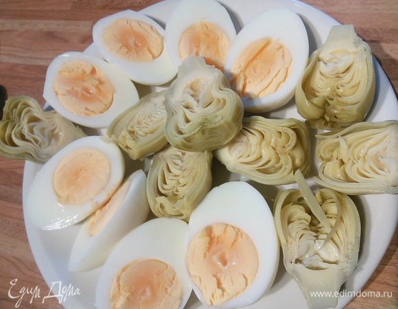 С артишоков (из банки) слила жидкость, порезала на половинки. Яйца отварила в крутую, очистила от скорлупы. Артишоки список ингредиентов выдал только в масле, но подойдут любые. Если все-таки вам попались в масле, то используйте это масло в заправке. 