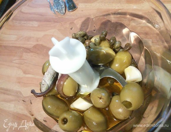 Для дрессинга чеснок, оливки, каперсы и анчоусы выложила  в блендер, добавила масло и взбила в соус, добавила лимонный сок и 6 ст. л. воды. 
