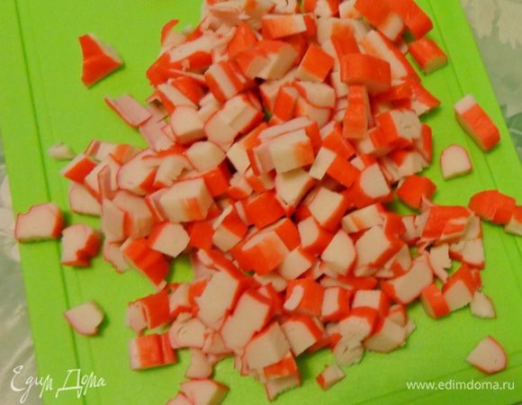 Мелко порезать крабовые палочки.