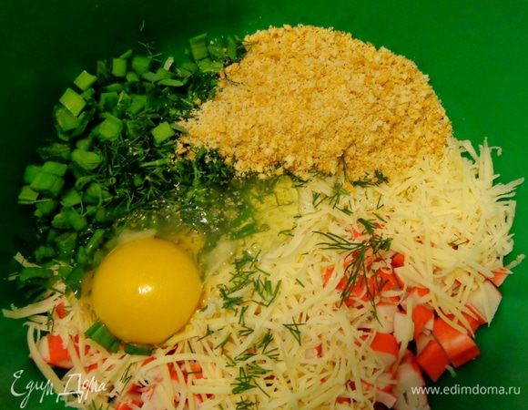Соединить все ингредиенты, добавить яйца и майонез для скрепления всего в однородную массу.