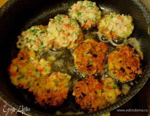 С помощью ложки сформировать котлетки и обжарить их на растительном масле.