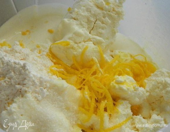 Тем временем смешать в миске творог, сахар, цедру и 1 ст.л сока лимона, 2 ст.л сметаны, порошок для ванильного пудинга и яйца. Взбить миксером до однородного состояния.