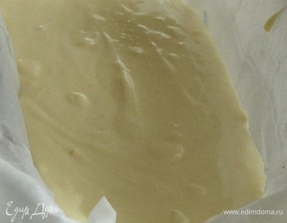Достать форму с печеньем и вылить на нее творожную массу. Выпекать в разогретой духовке при Т 180 С 45 минут. Остудить и вытащить из формы. Освободить от бумаги.