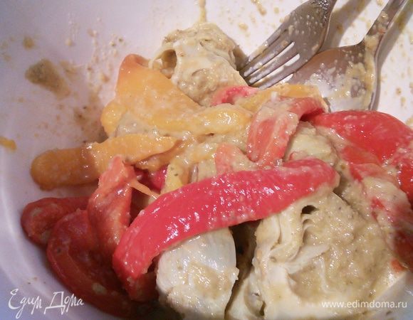 Перец и артишоки смешала с половиной заправки, оставила на 30 минут настояться. 