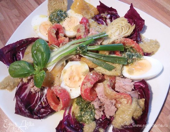 За это время вымыла салат, порвала руками, выложила на тарелку вместе с тунцом и дольками яиц, перцем и артишоками... И полила оставшейся заправкой. 