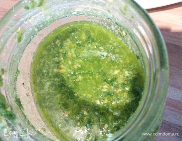 Это песто из черемши. Состав: черемша и базилик 4:1, кадровые орешки, соль,  оливковое масло и лимонный сок. Взбит в блендере только сегодня и рука сама потянулась добавить несколько зеленых, ароматных капель в салат. В оригинальном рецепте этого нет. 