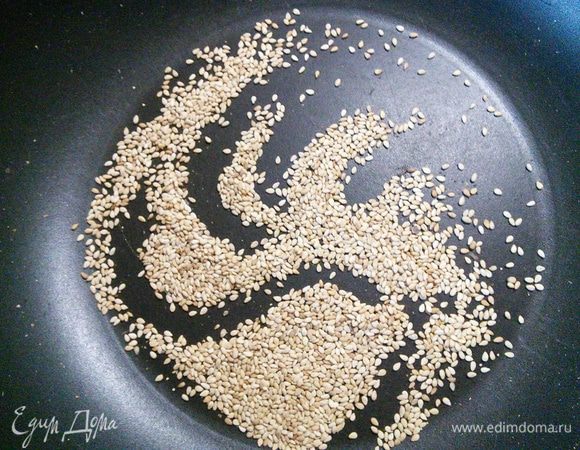 Кунжут подрумянить на сковородке, отложить в сторону. Яйца сварить в крутую, остудить в холодной воде и очистить от скорлупы. 