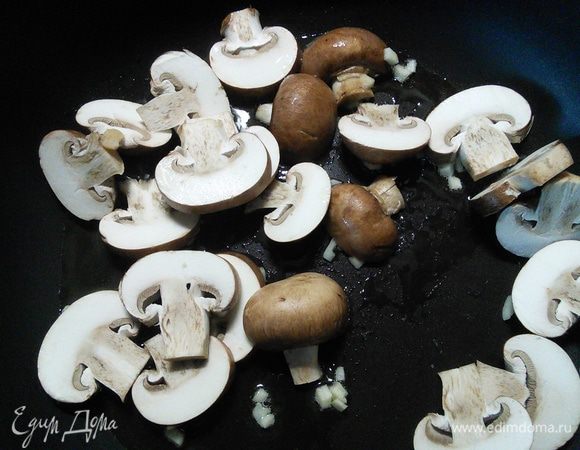 Чеснок очистить и мелко порубить. Грибы нарезать толстыми пластинами и вместе с чесноком и маслом (соевое масло можно заменить на оливковое) пропустить на сковородке до золотистого цвета. Выложить на тарелку. 