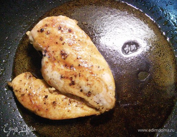 Мясо посолить и поперчить, обжарить в этой же сковороде (по необходимости добавить ещё масла). Добавить мёд, карри, чили и соевый соус. Сковороду покрутить в разные стороны, чтобы соус равномерно покрыл мясо. 