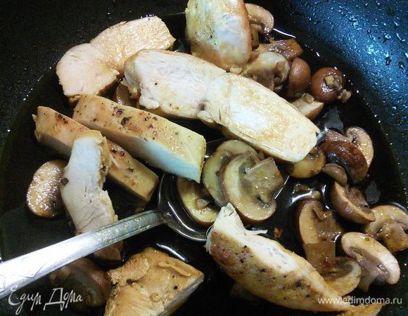 Мясо вынуть на тарелку, охладить и нарезать на кусочки. В сковородку с соусом влить бальзамический уксус, 100 мл воды (в идеале овощной бульон) и масло. Мясо соединить с грибами и дрессингом, дать настояться. 